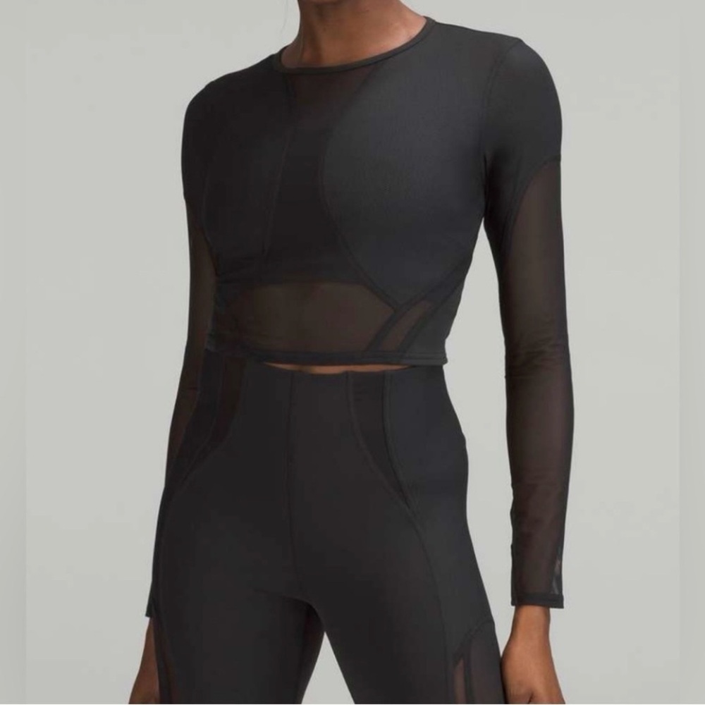 Lululemon Mesh Panelled
Training Long Sleeve Shirt